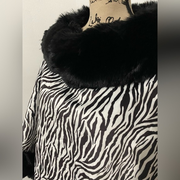 Elegant Zebra Print Poncho with Luxurious Faux Fur Trim -Versatile One Size NWT - Picture 5 of 13